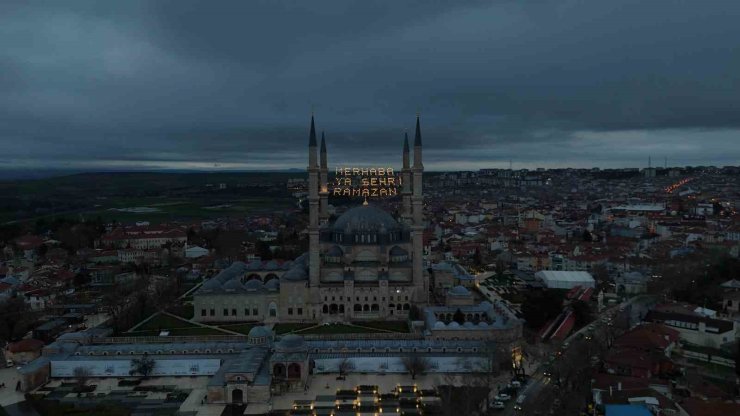 Selimiye Camii’nin minarelerine Ramazan mahyası asıldı