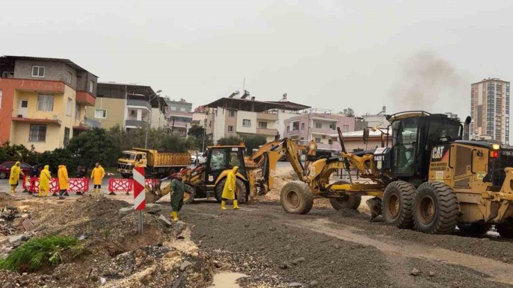 Tarsus’ta sağanak yağışlara ekipler anında müdahale etti