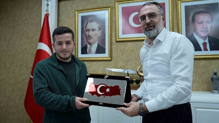 Başkan Erol, Türk Bayrağı’nı yerde bırakmayan kuryeyi ödüllendirdi