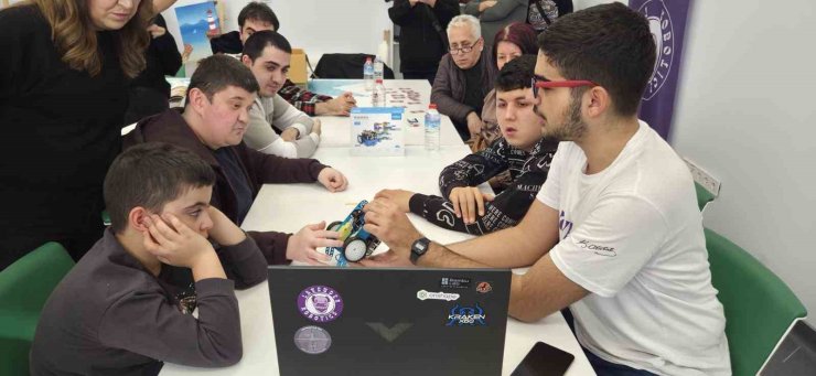 Manisa’da otizmli öğrenciler kendi robotlarını kodladı