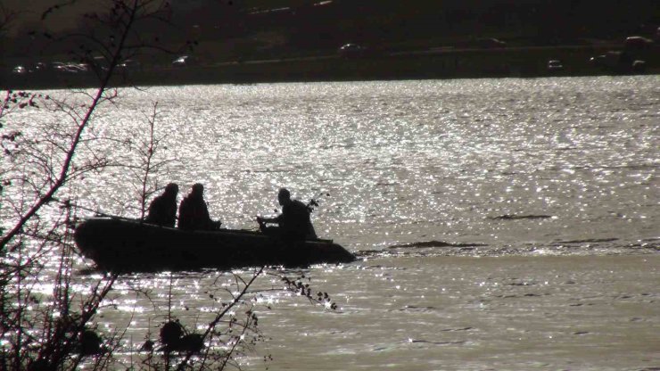 Kayıp genç gölette aranıyor