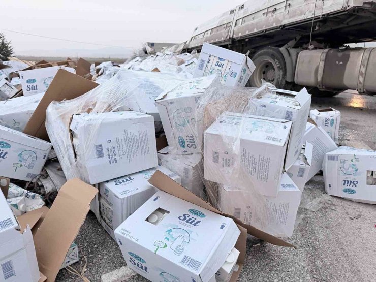 Devrilen tırdaki 25 ton süt çevreye dağıldı