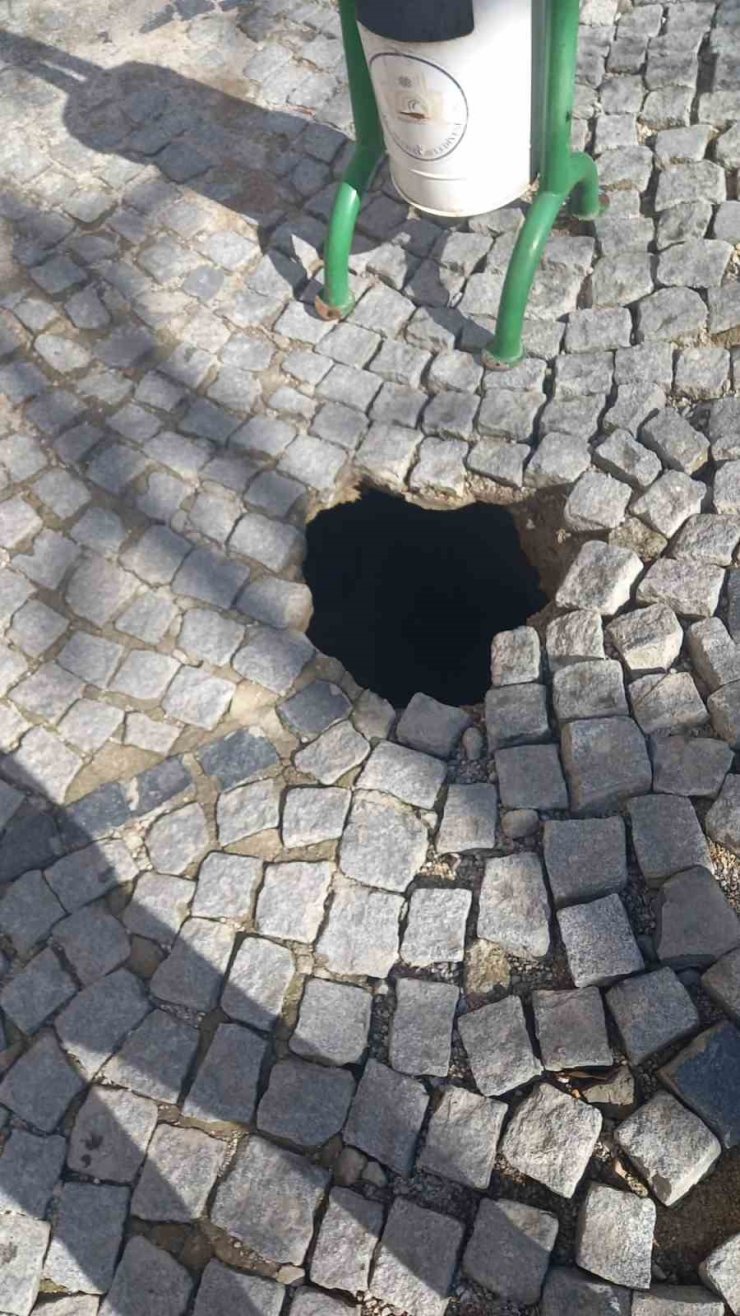 Tarihi altyapı çöktü, yol trafiğe kapatıldı