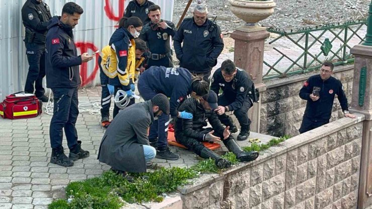 Porsuk Çayı’na düşen şahıs sarkıtılan iple çıkarıldı