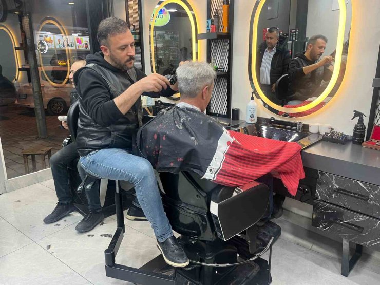 Kütahyalı berberden örnek çözüm: Mesleğini bırakmadı, koltuğu dönüştürdü