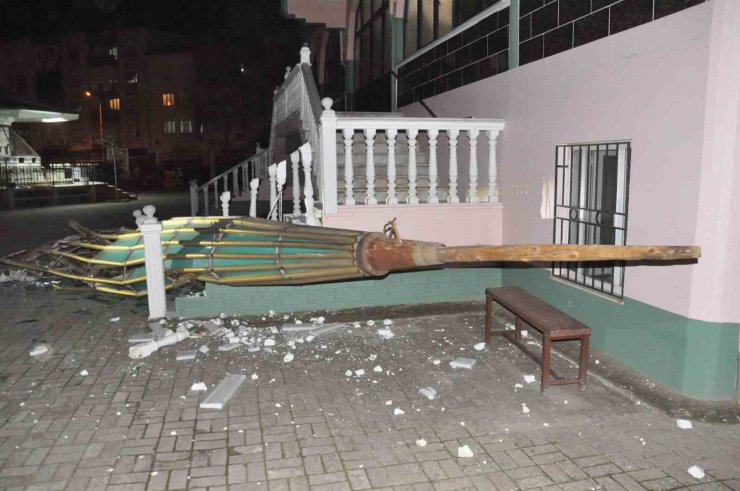 Salihli ilçesini fırtına vurdu, minarenin külahı koptu, çok sayıda ağaç devrildi