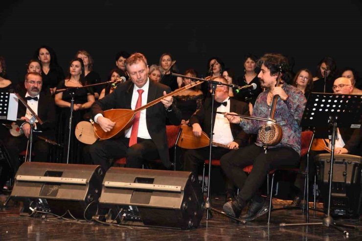 ‘Odunpazarı Halk Eğitimi Merkezi Türk Halk Müziği Korosu 52. Yıl Sanat Gecesi Konseri’ yoğun ilgi gördü