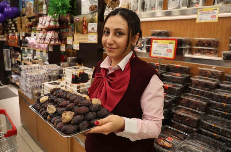 Ramazan ayının sembol ürünü hurma tezgahlardaki yerini aldı