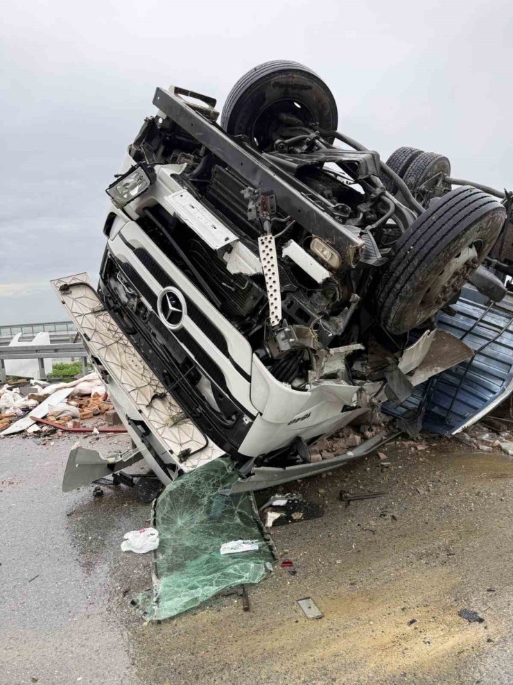 Otoyolda kazaya karışan tır ters döndü: 1 yaralı