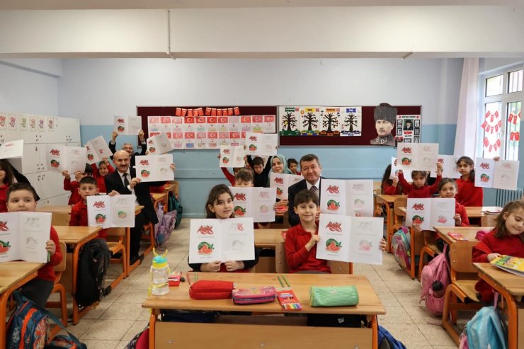 Bilecik’te ‘Bilecik’i Herkes Bilecek’ boyama kitabı öğrencilere dağıtıldı