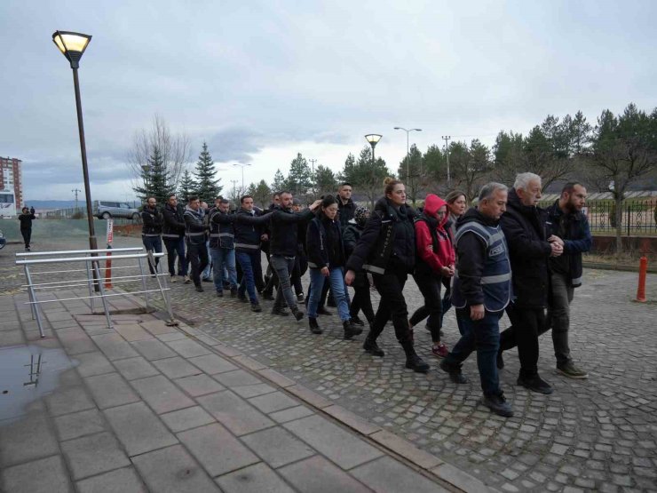 Kastamonu’da uyuşturucu operasyonunda yakalanan 12 şüpheli adliyeye sevk edildi