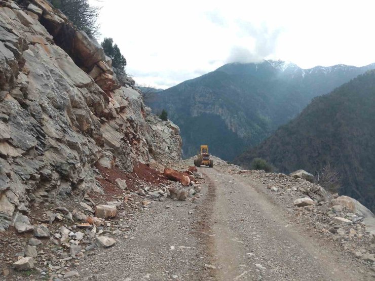 Yahyalı’da sel ve heyelan sonucu kapanan yollar açıldı