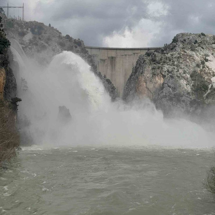 Manavgat’ta barajda taşkın riskine karşı su tahliyesi
