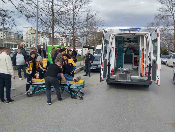 Çarşamba’da otomobilin çarptığı motosikletli yaralandı