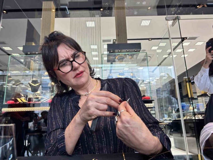 Şevval Sam Trabzon hasırına ilmek attı