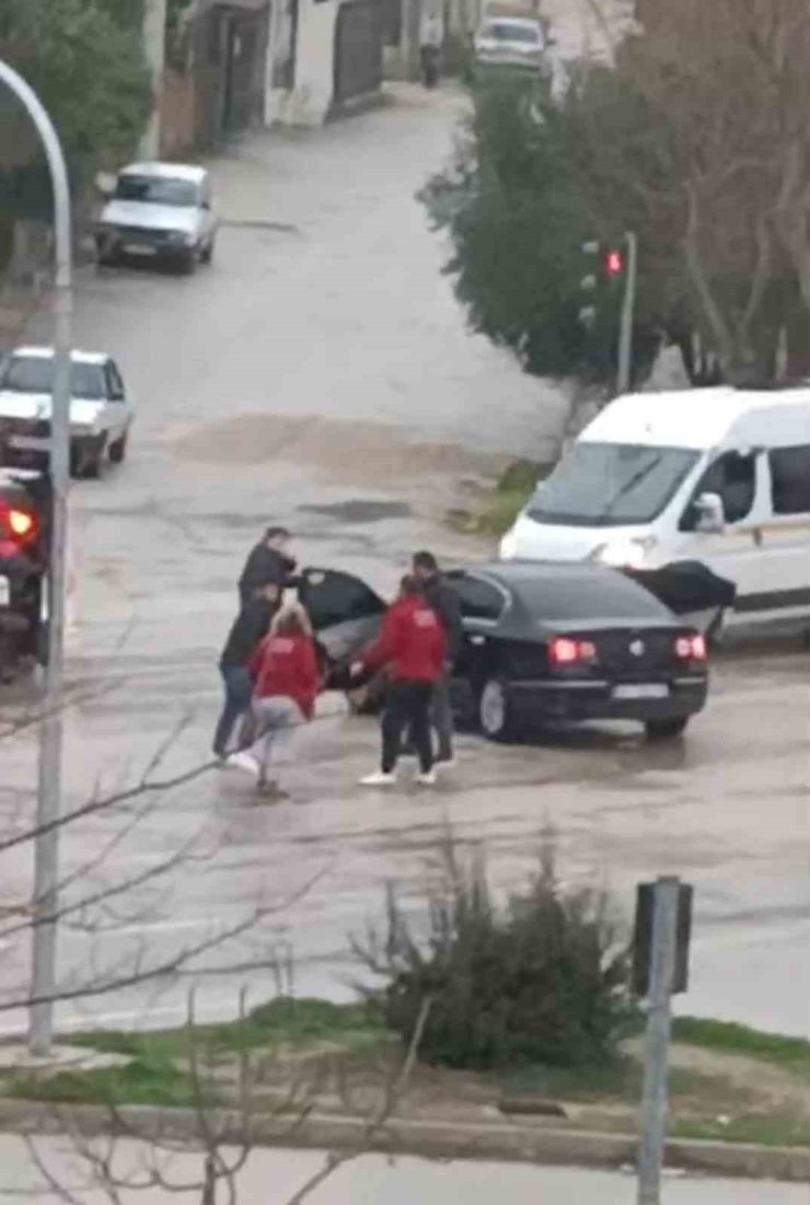 Adana’da bir kadının karıştığı sopalı kavga görüntülendi