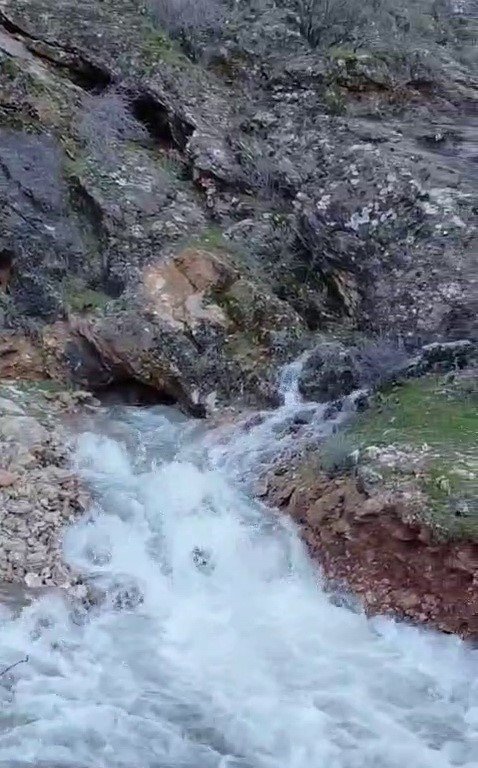 Kayalık alandan sular çıktı