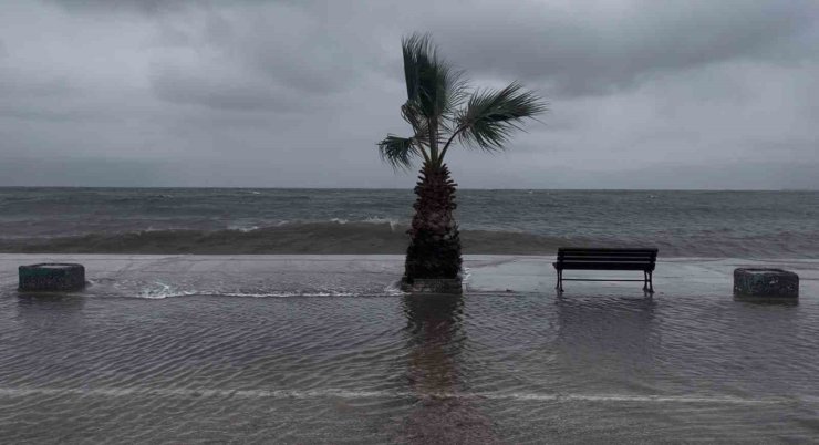 Bursa’da denizle kara birleşti, sokaklar göle döndü