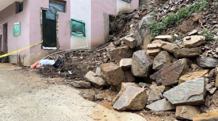 Osmaniye’de toprak kayması nedeniyle bir evde hasar oluştu