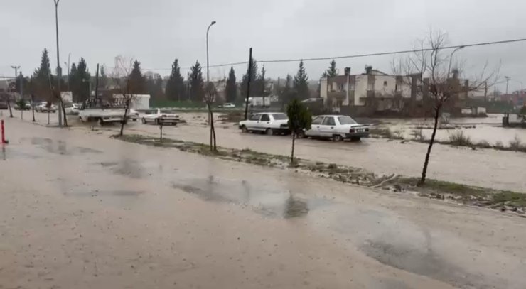 Osmaniye’de servis aracı mahsur kaldı, birçok bölgede su taşkını yaşandı