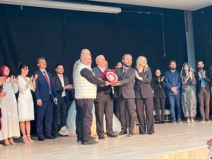 "Düğünümüz var Kütahya" tiyatro oyunu büyük beğeni aldı
