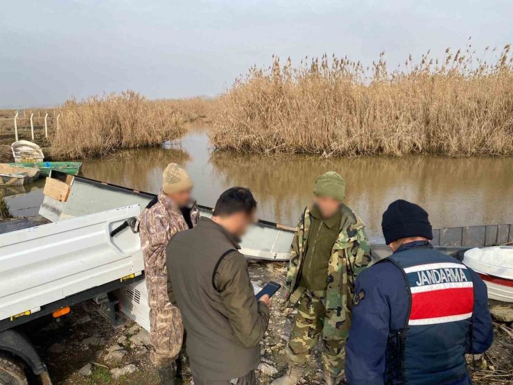 Yasak bölgede avlanan 3 şahıs, jandarma ekiplerince yakalandı