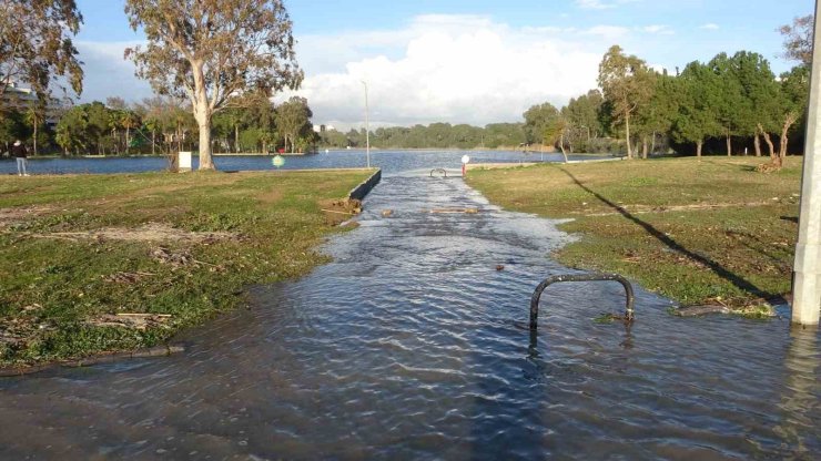 Manavgat’ta dev dalgalar Titreyengöl’ü denizle birleştirdi