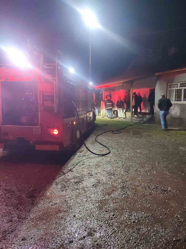 Karakoçan’da rüzgarın tutuşturduğu bacayı itfaiye ekipleri söndürdü