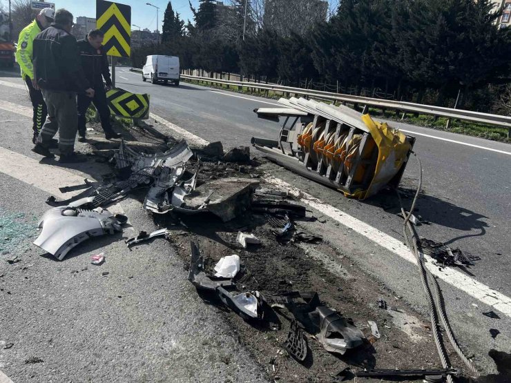 Esenler’de cip refüje çarptı: Araçta sıkışan sürücü yaralandı