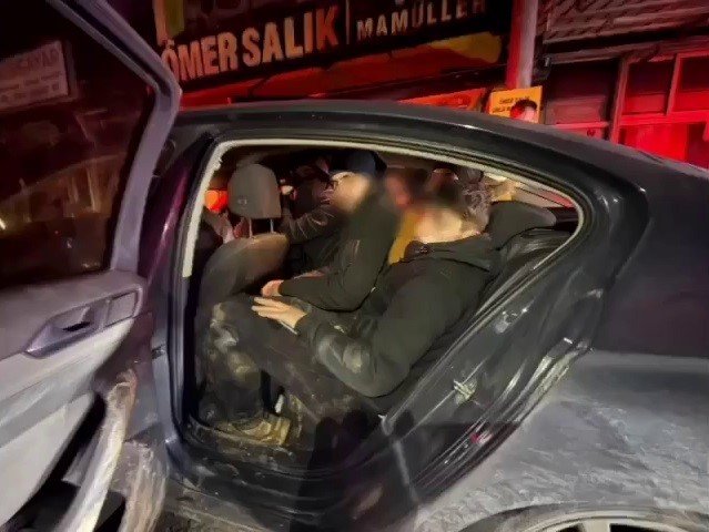 Otomobilin içinden 10 kaçak göçmen çıktı: 1 tutuklama