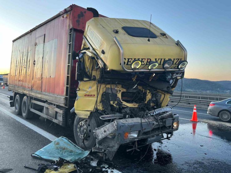 Kuzey Marmara Otoyolu’nda kamyon tıra arkadan çarptı: 1 yaralı