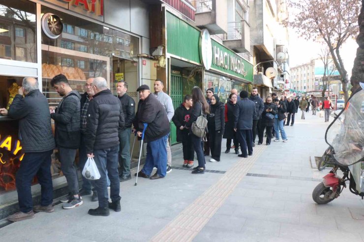 Sakarya’da ilk iftar öncesi metrelerce pide kuyruğu