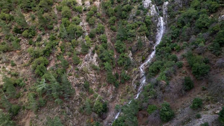 Taşkınlara neden olan yağmurlar kuruyan şelaleyi canlandırdı