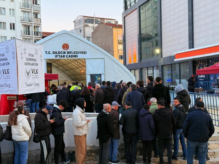 Bilecik’te ilk iftarda binlerce kişi aynı sofrada buluştu
