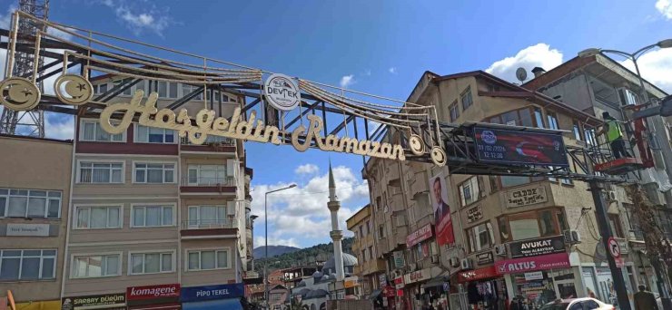 Devrek’te Ramazan ayının süslemelerinden olan mahyalar yandı