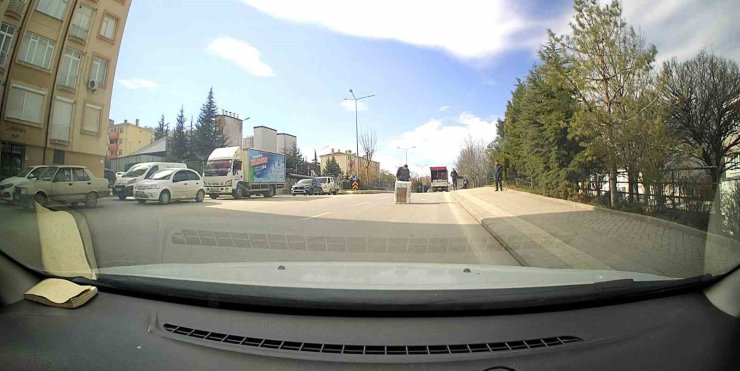 Seyir halindeki kamyonetten beyaz eşya düştü: O anlar kamerada