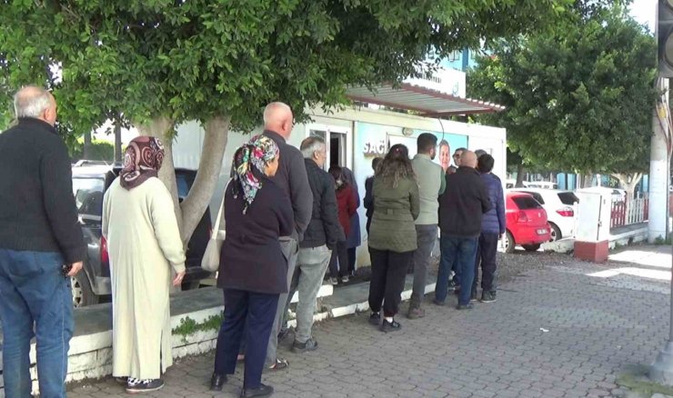 Gizemli hayırsever, Ramazan ayı boyunca günlük 6 bin ekmeği depremzede vatandaşlara ücretsiz dağıtacak