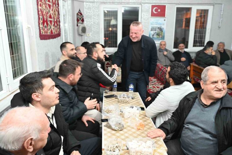 Başkan teravih sonrası vatandaşlarla buluştu