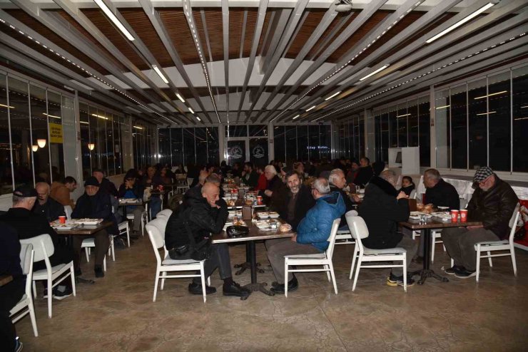 Atakum Belediyesi Şehit Ömer Halisdemir Parkı’nda ücretsiz iftar hizmeti