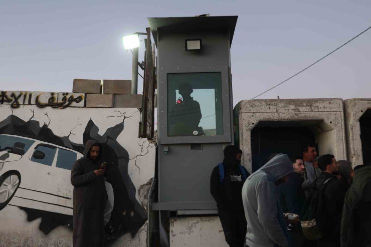 Mescid-i Aksa’da 80 bin kişi Ramazanın ilk cuma namazını kıldı