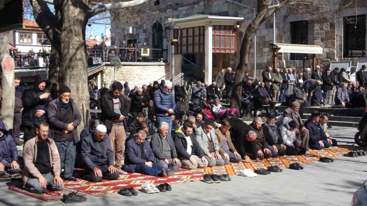 Konya’da Ramazan ayının ilk Cuma namazında camiler doldu taştı
