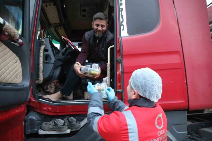 Ordu’da yolda olanlara iftar yemeği ikramı sürüyor