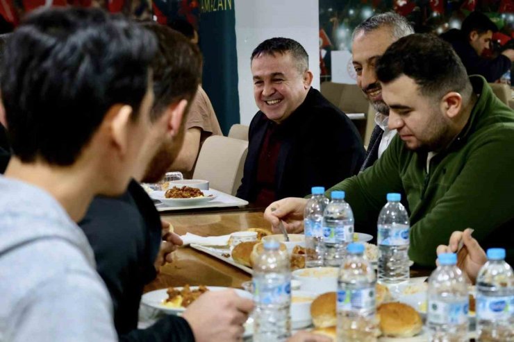 İl Müdürü Ramazan Demir öğrencilere yemek dağıttı