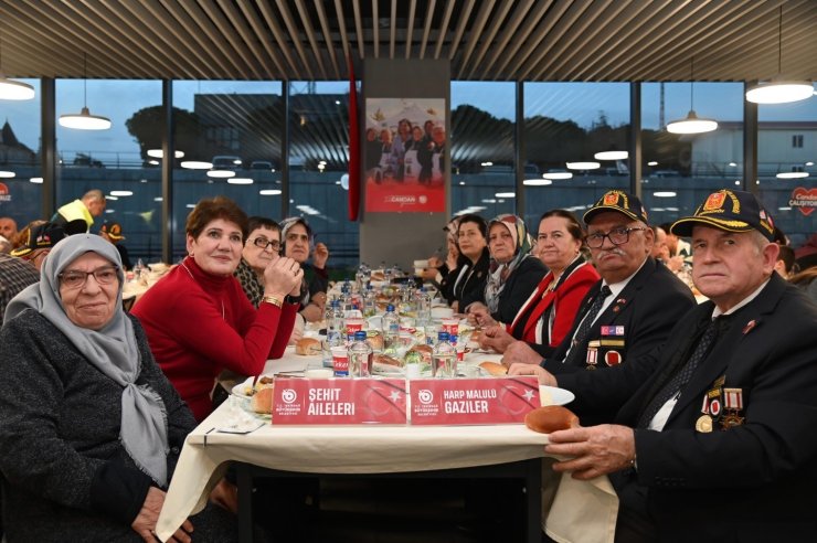 Şehit aileleri ve gaziler iftarda buluştu