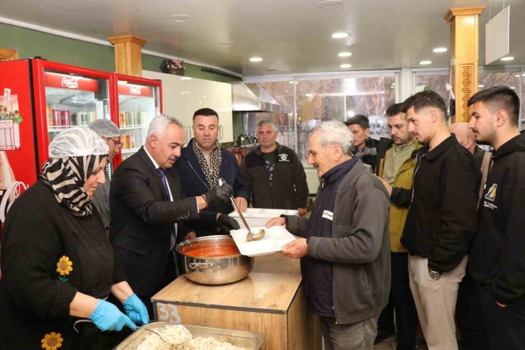 Oltu Belediyesi günlük 500 kişiye iftar yemeği veriyor