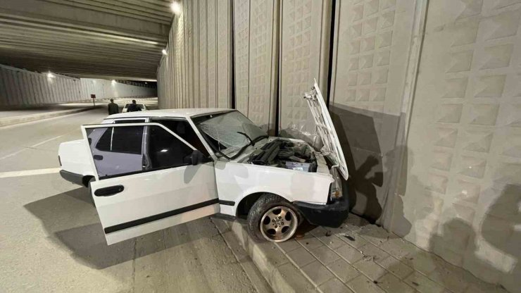 Karaman’da kontrolden çıkan otomobil alt geçidin duvarına çarptı