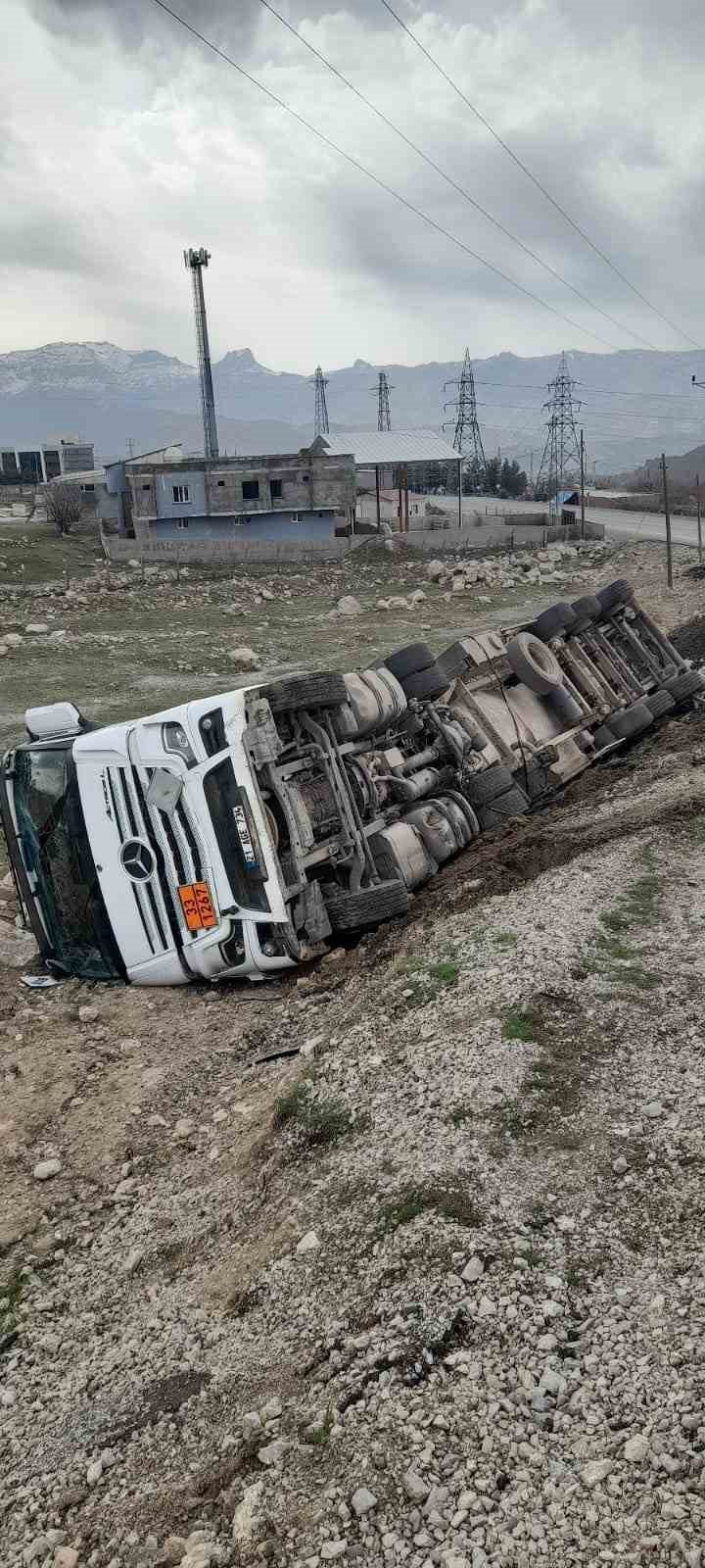 Şırnak’ta atık su tankeri devrildi, sürücü yaralandı