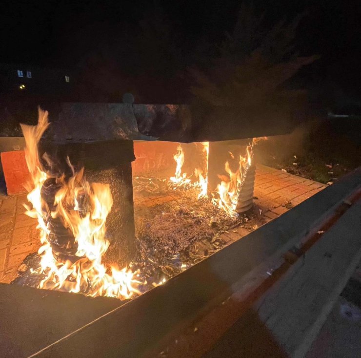 Kahta’da parktaki bank ateşe verildi