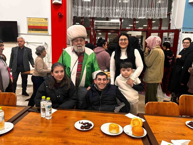 Özel çocuklar ve üniversiteliler iftar sofrasında buluştu