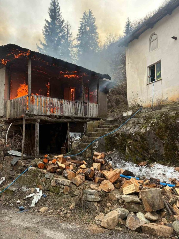 Artvin’de cami lojmanında yangın